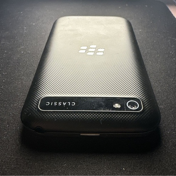 BlackBerry Classic (Unlocked) - Picture 3 of 6